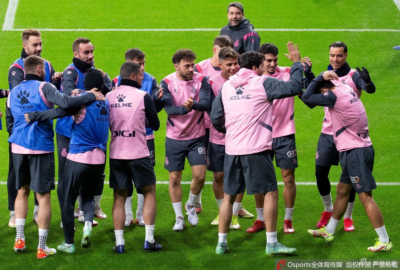 西班牙人训练备战 众将为武磊庆生