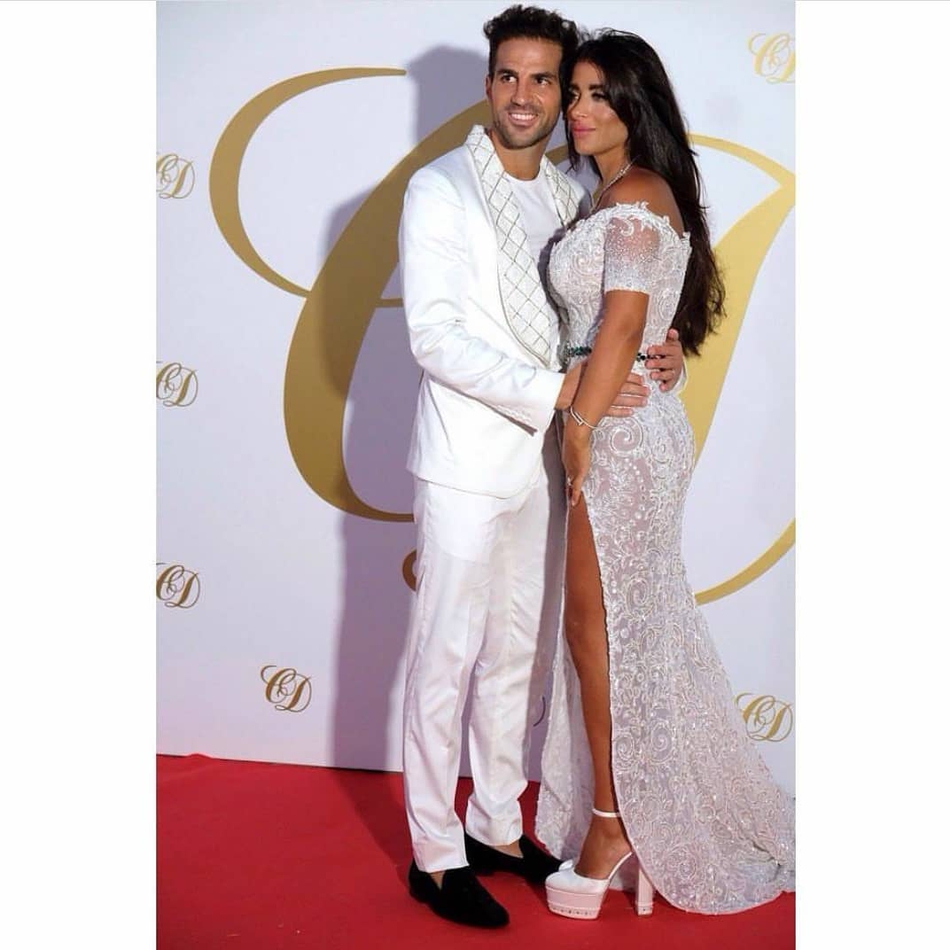 梅西、苏亚雷斯一家参加小法婚礼