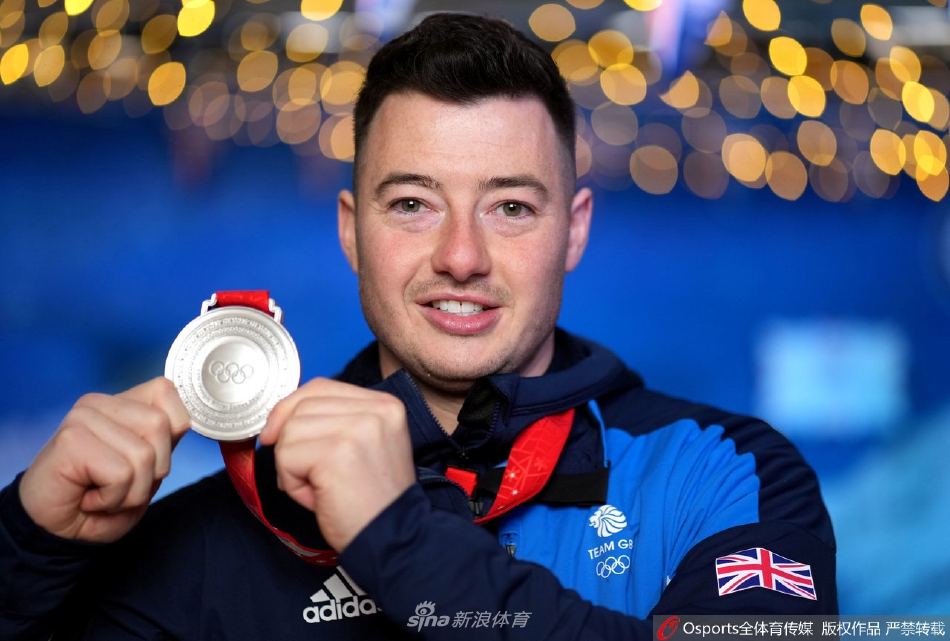 英国冰壶队载誉回国展示奖牌