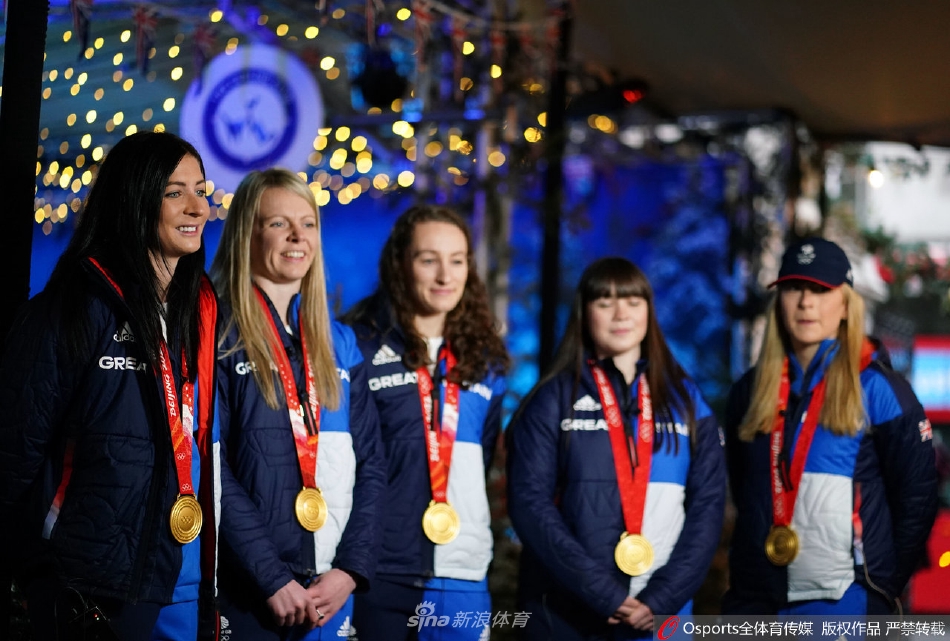 英国冰壶队载誉回国展示奖牌