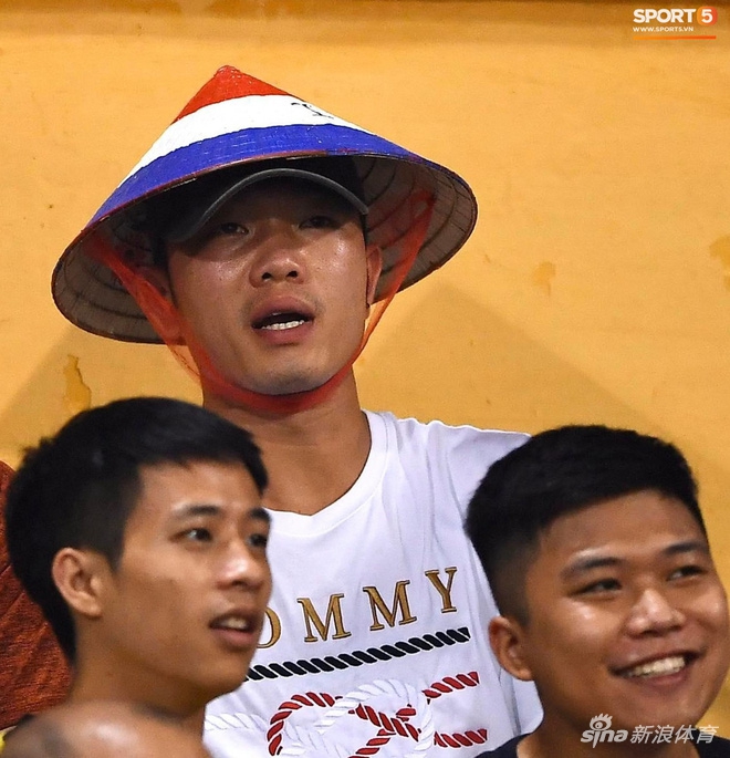 越南足球联赛重启允许球迷回归 戴口罩者寥寥无几