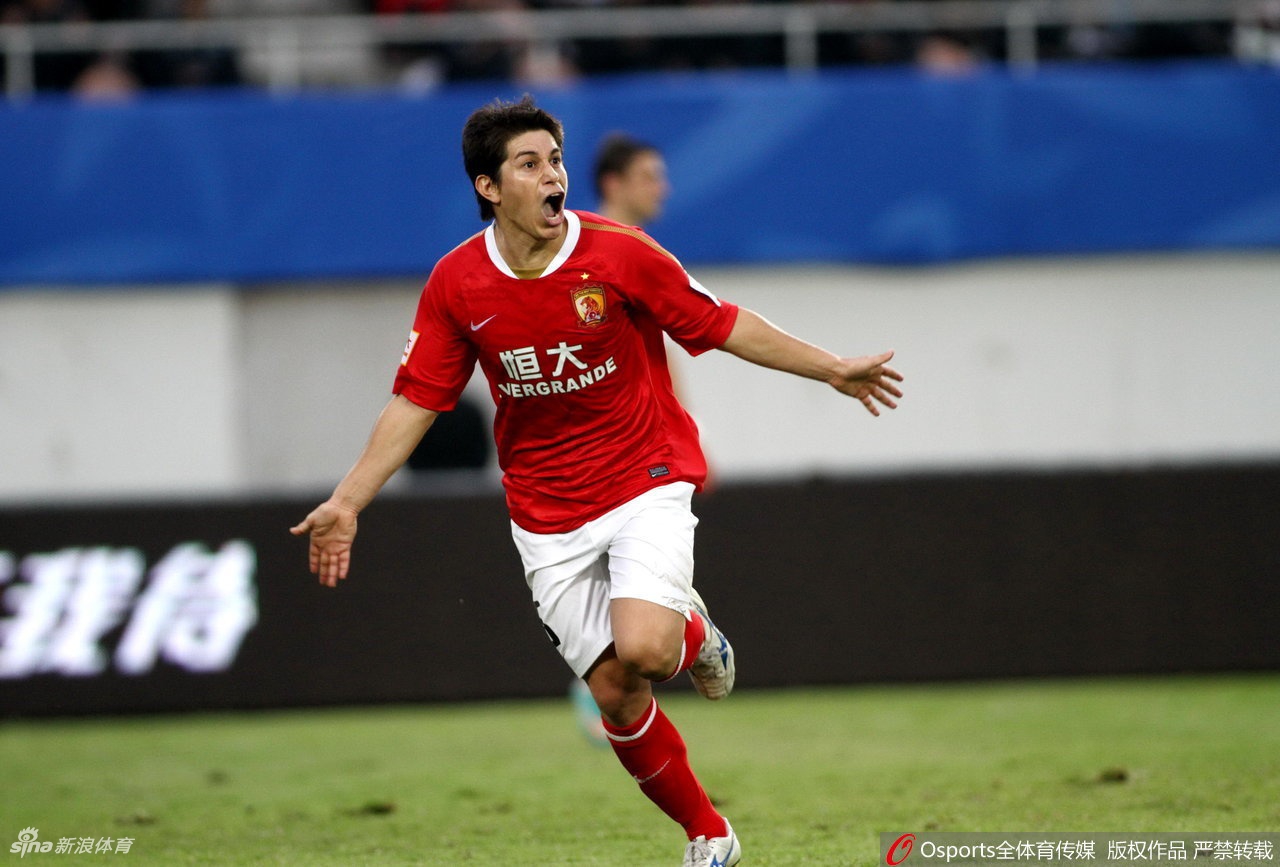 曝孔卡要回中国复出 晒照秀腹肌37岁身材没走样