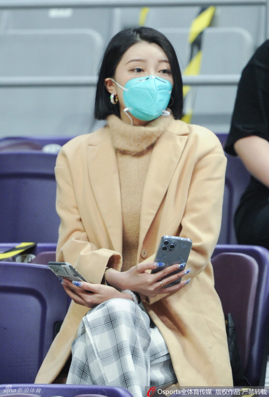 靓丽！女球迷看台助威CBA联赛第35轮