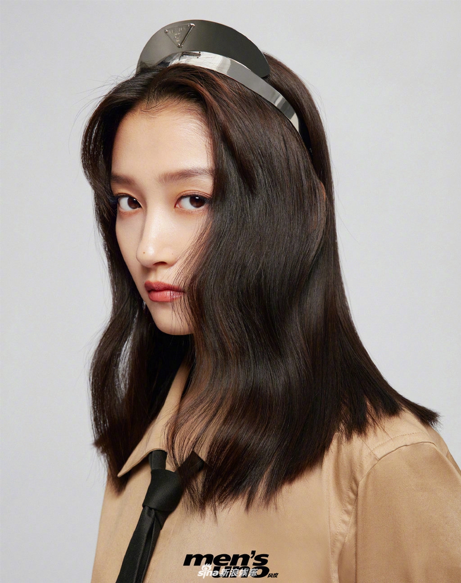 关晓彤复古运动风大片释出 贝雷帽搭格纹衫青春又时尚