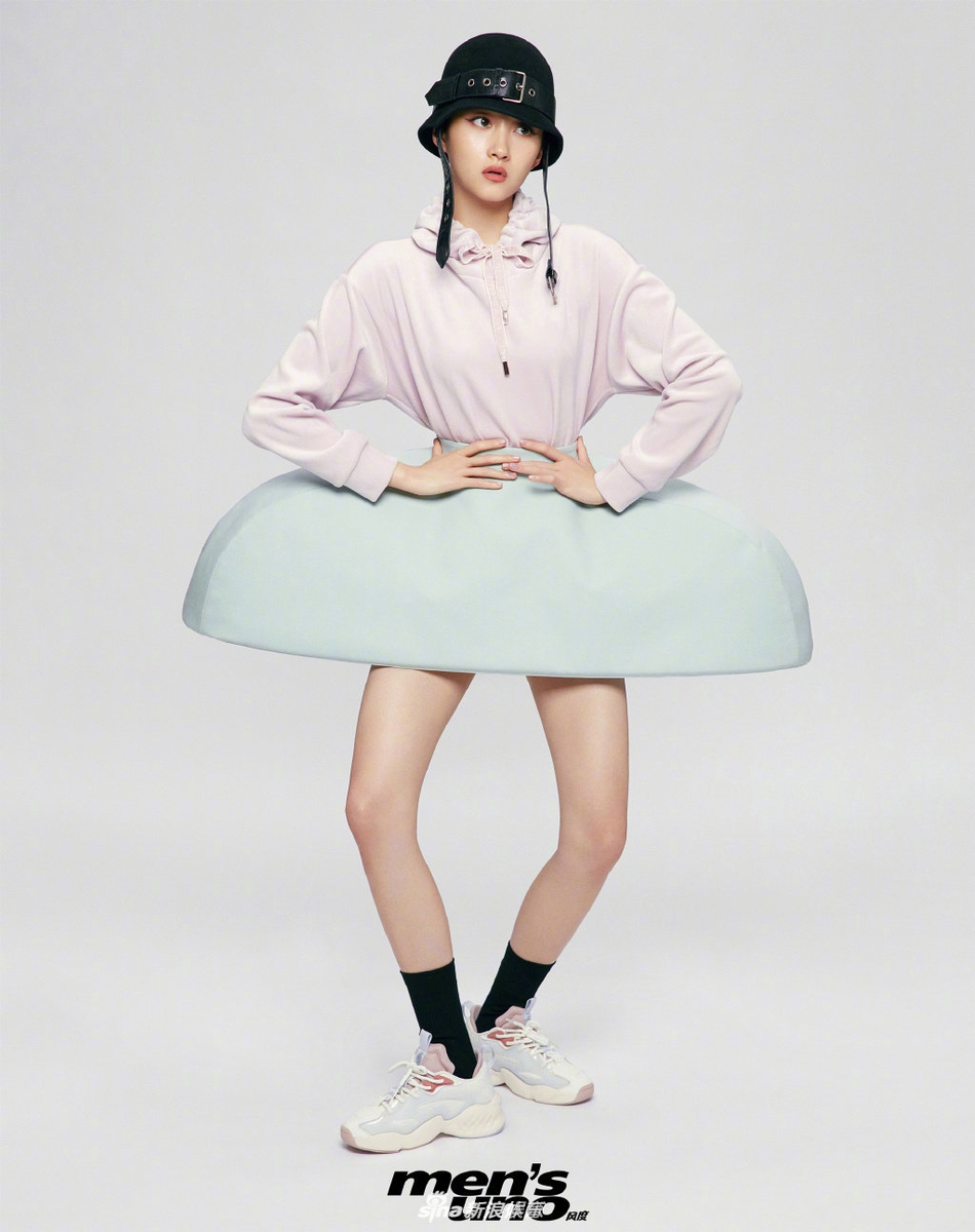 关晓彤复古运动风大片释出 贝雷帽搭格纹衫青春又时尚