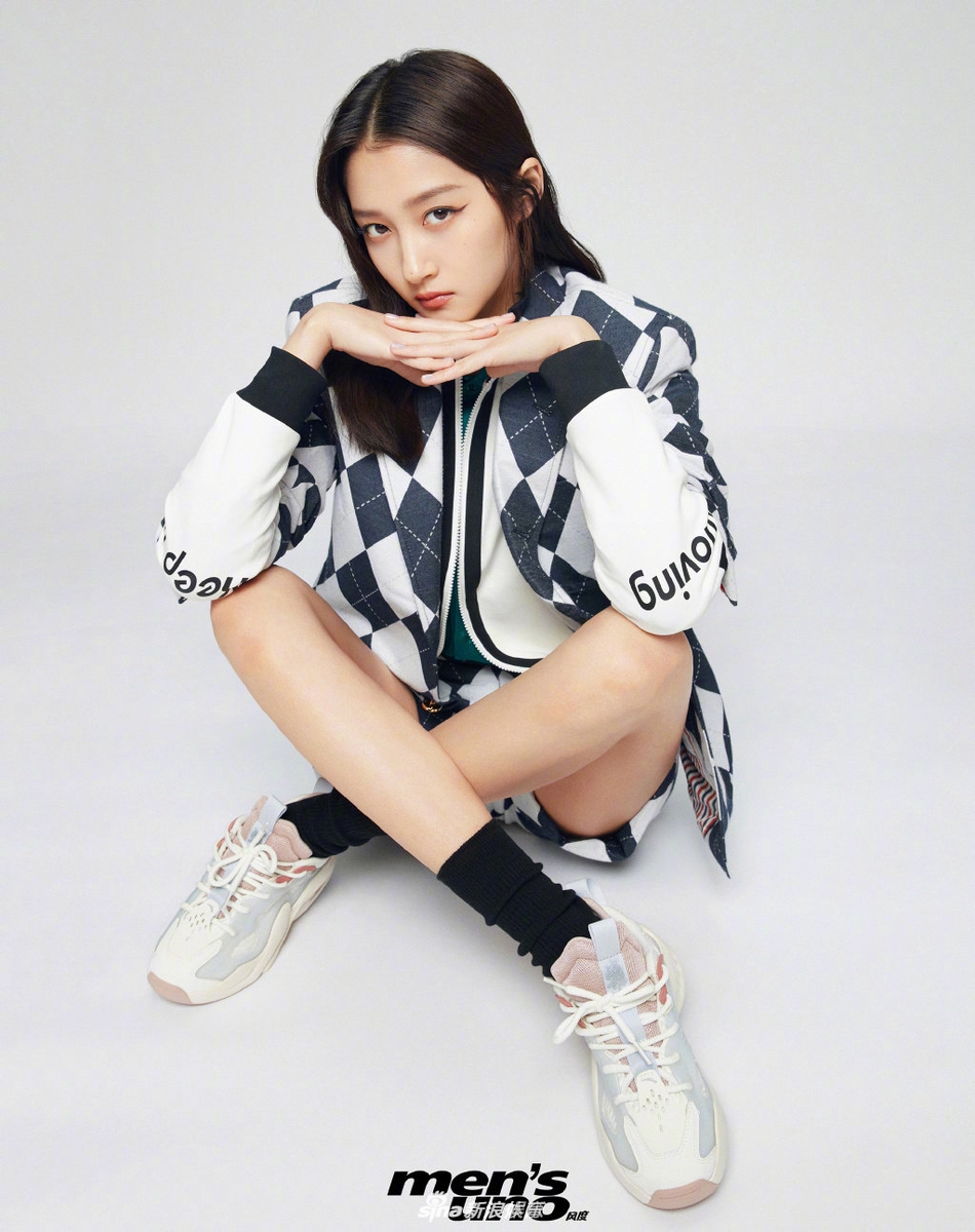 关晓彤复古运动风大片释出 贝雷帽搭格纹衫青春又时尚