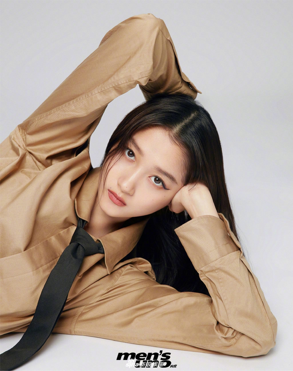 关晓彤复古运动风大片释出 贝雷帽搭格纹衫青春又时尚