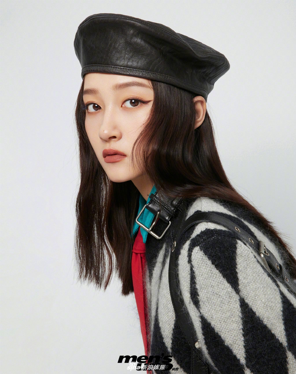 关晓彤复古运动风大片释出 贝雷帽搭格纹衫青春又时尚