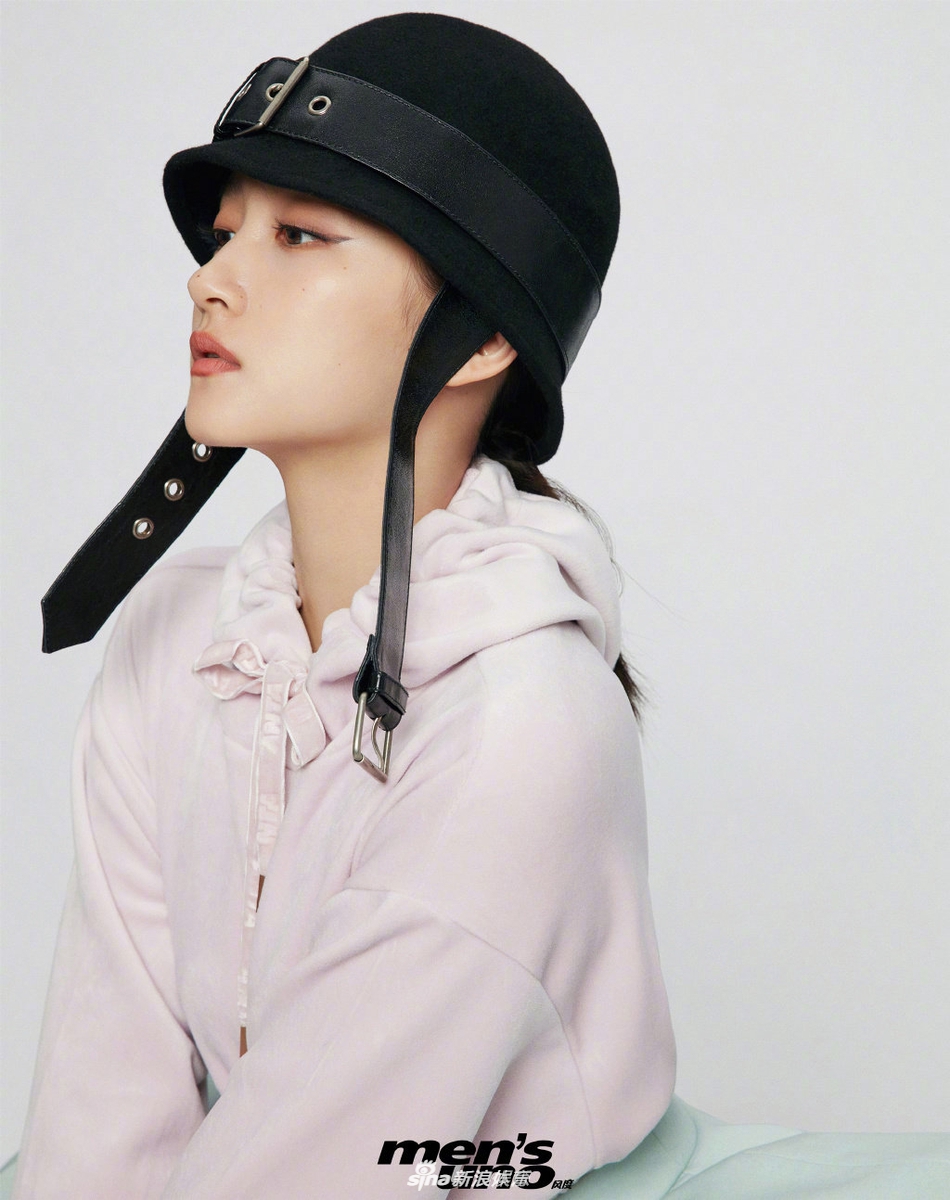关晓彤复古运动风大片释出 贝雷帽搭格纹衫青春又时尚