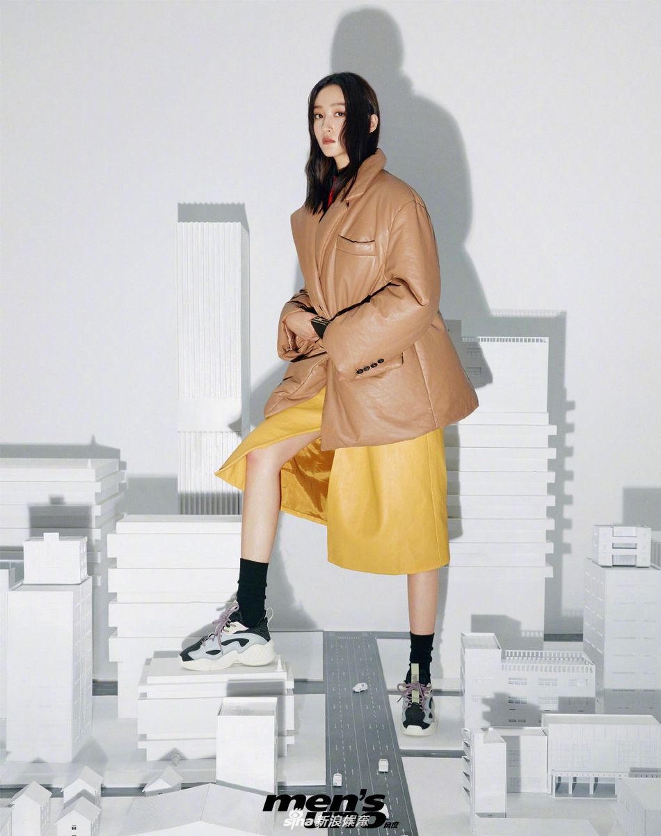 关晓彤复古运动风大片释出 贝雷帽搭格纹衫青春又时尚