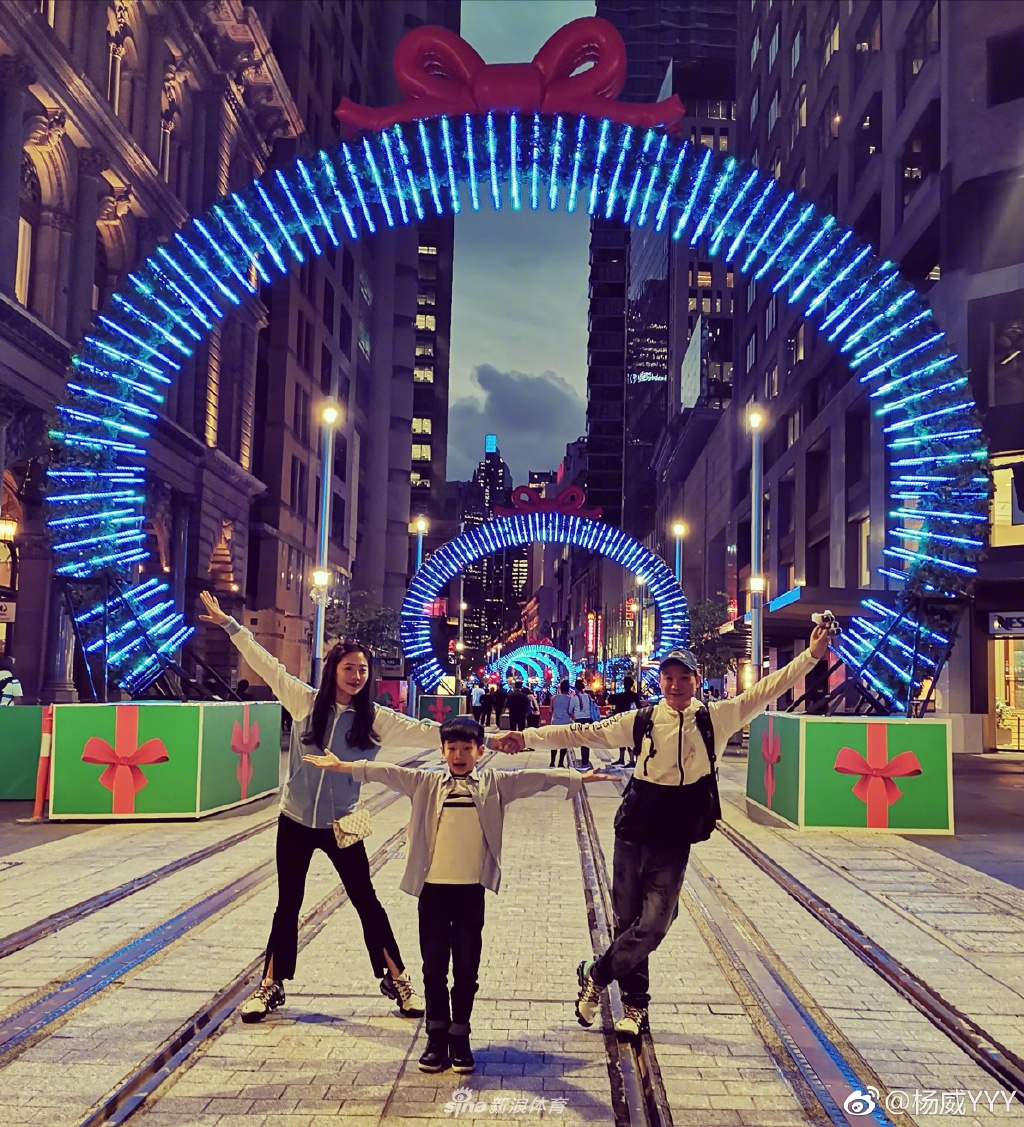 杨威晒一家三口悉尼游玩照 打卡恋情旧地