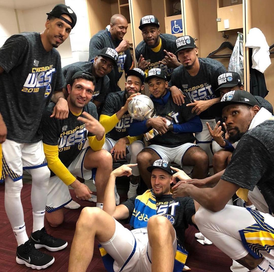 西部冠军颁奖典礼 库里乐开花萌娃抢镜