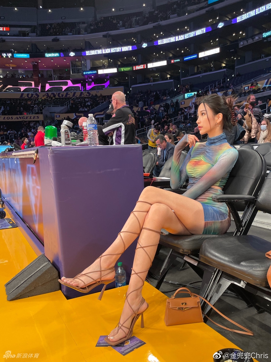 火辣华裔女球迷惊艳湖人场边 她在詹皇身边看球