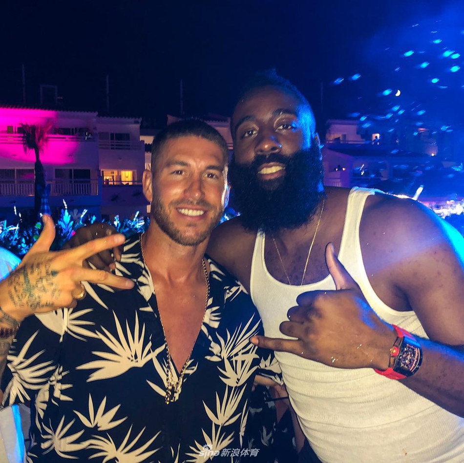 哈登出行西班牙不忘训练 合影拉莫斯