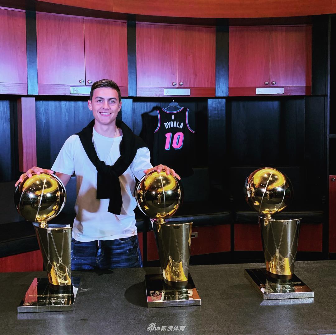 迪巴拉携女友观战NBA比赛 合影韦德变迷弟