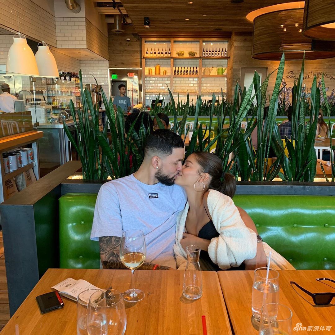 俊男美女！小里弗斯晒与女友亲密照：我的真爱