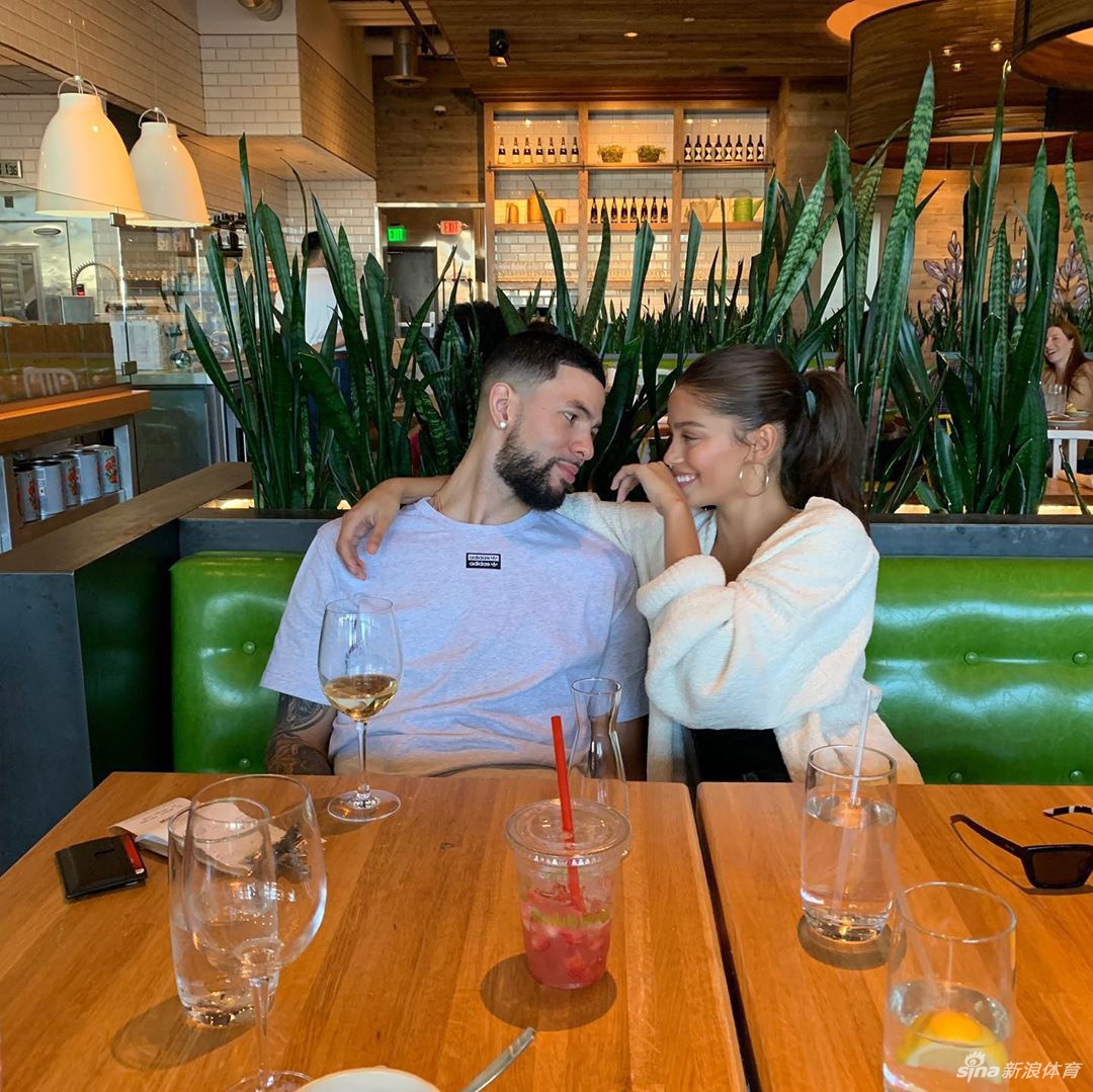 俊男美女！小里弗斯晒与女友亲密照：我的真爱