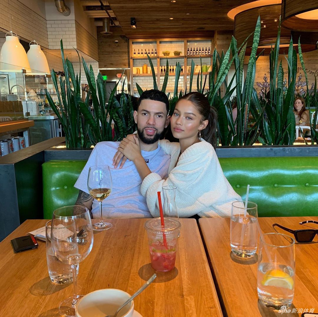 俊男美女！小里弗斯晒与女友亲密照：我的真爱