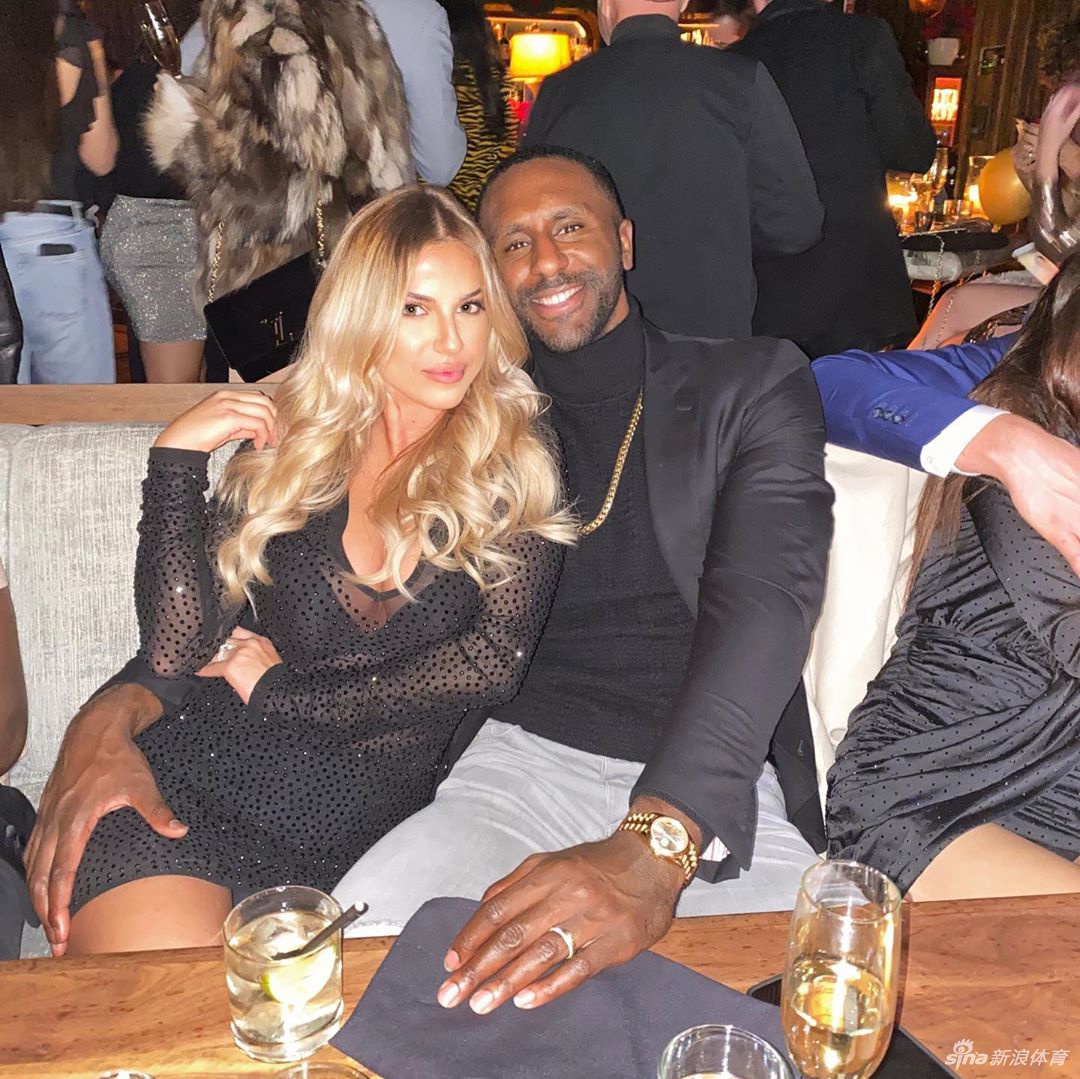 快船前锋美妻晒与丈夫亲密合影 丰满好身材令帕特森欲罢不能