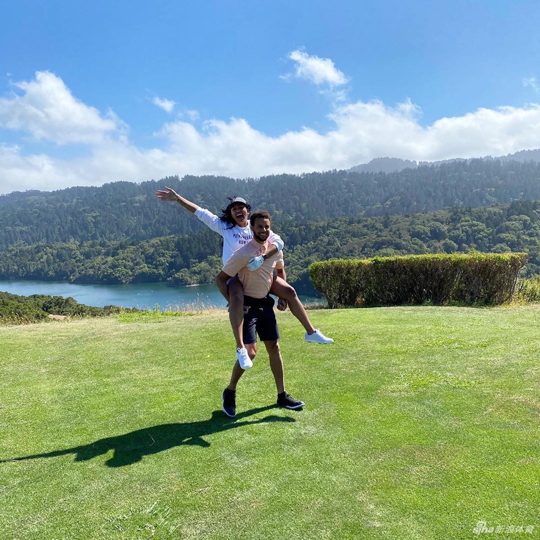 妻子晒库里背媳妇照片秀恩爱：我们坠入了爱河