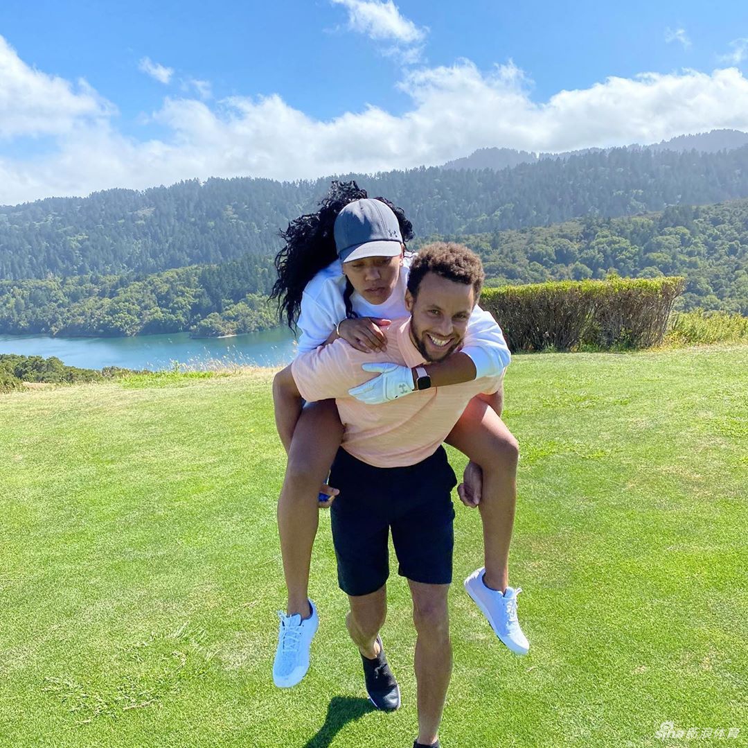 妻子晒库里背媳妇照片秀恩爱：我们坠入了爱河