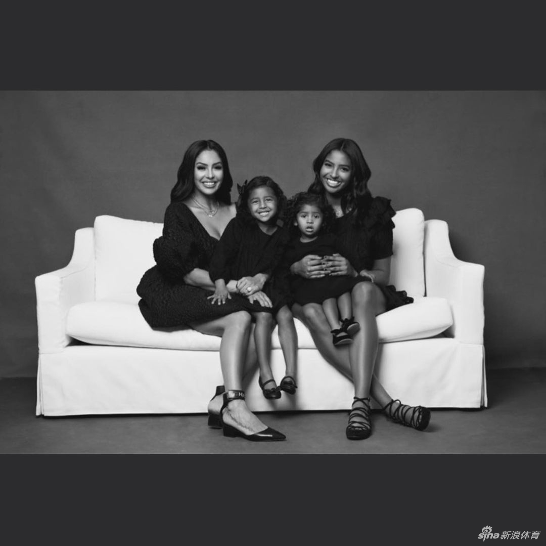 科比遗孀瓦妮莎带仨女儿拍全家福