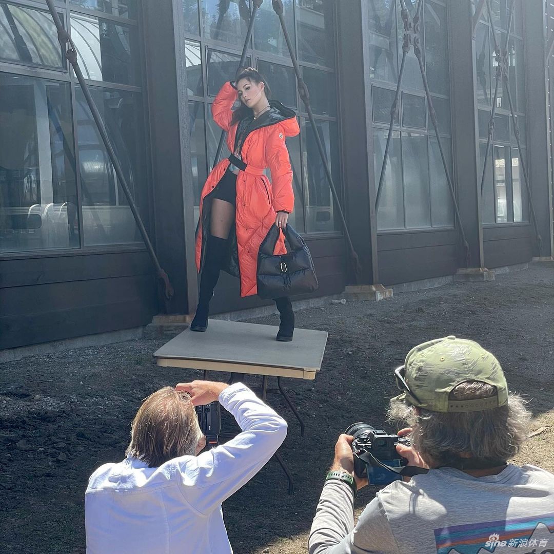 冰雪美女谷爱凌拍摄写真花絮 大长腿吸引眼球