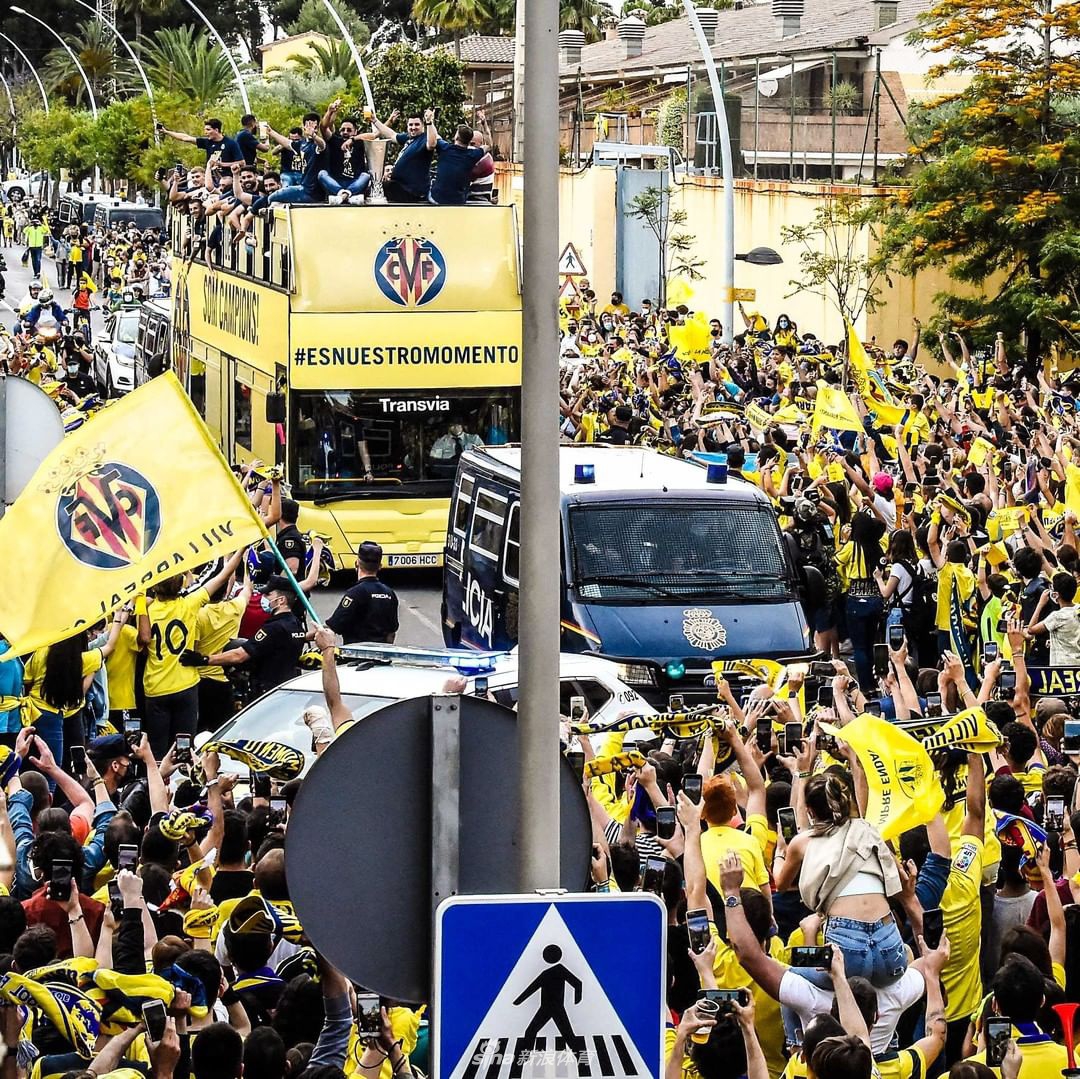 比利亚雷亚尔巡游庆祝夺得欧联杯