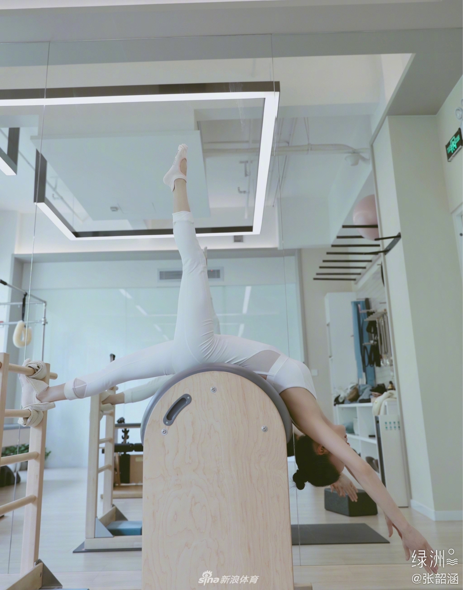张韶涵晒健身美照 秀空中一字马