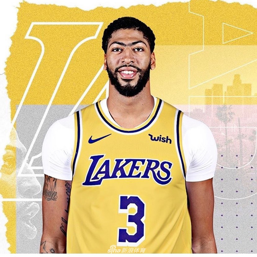 浓眉穿湖人3号拍摄球衣写真 詹姆斯一旁玩手机坐等