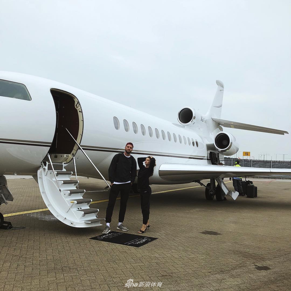 高富帅帕森斯携嫩模女友出游