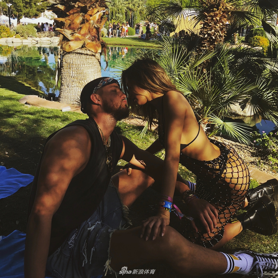 高富帅帕森斯携嫩模女友出游