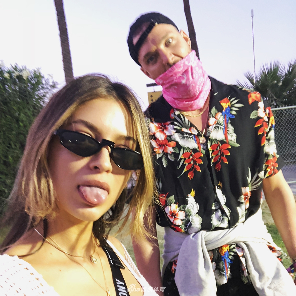 高富帅帕森斯携嫩模女友出游