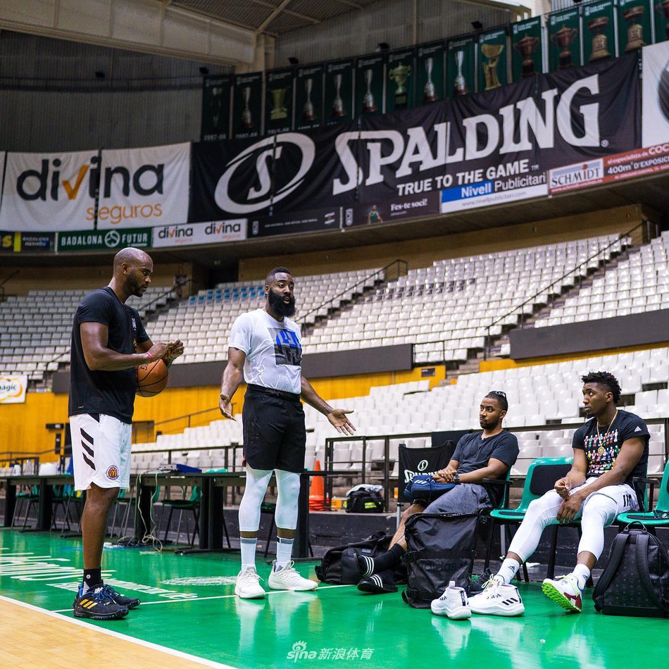 哈登出行西班牙不忘训练 合影拉莫斯