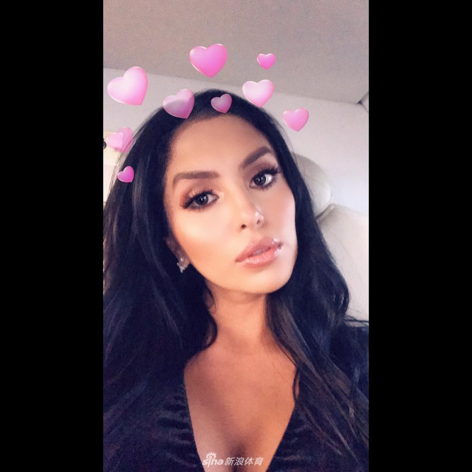 科比爱妻迷上美颜相机 疯狂自拍