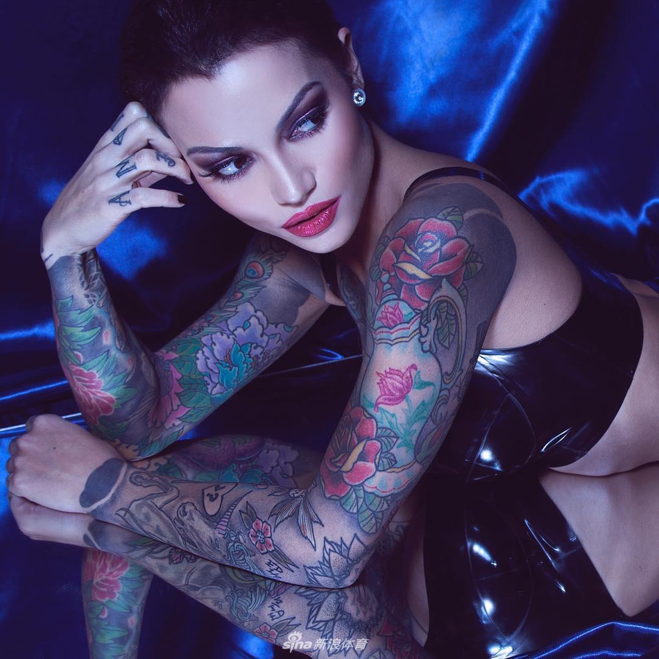 英超水晶宫前锋辣妻写真 大花臂+前凸后翘