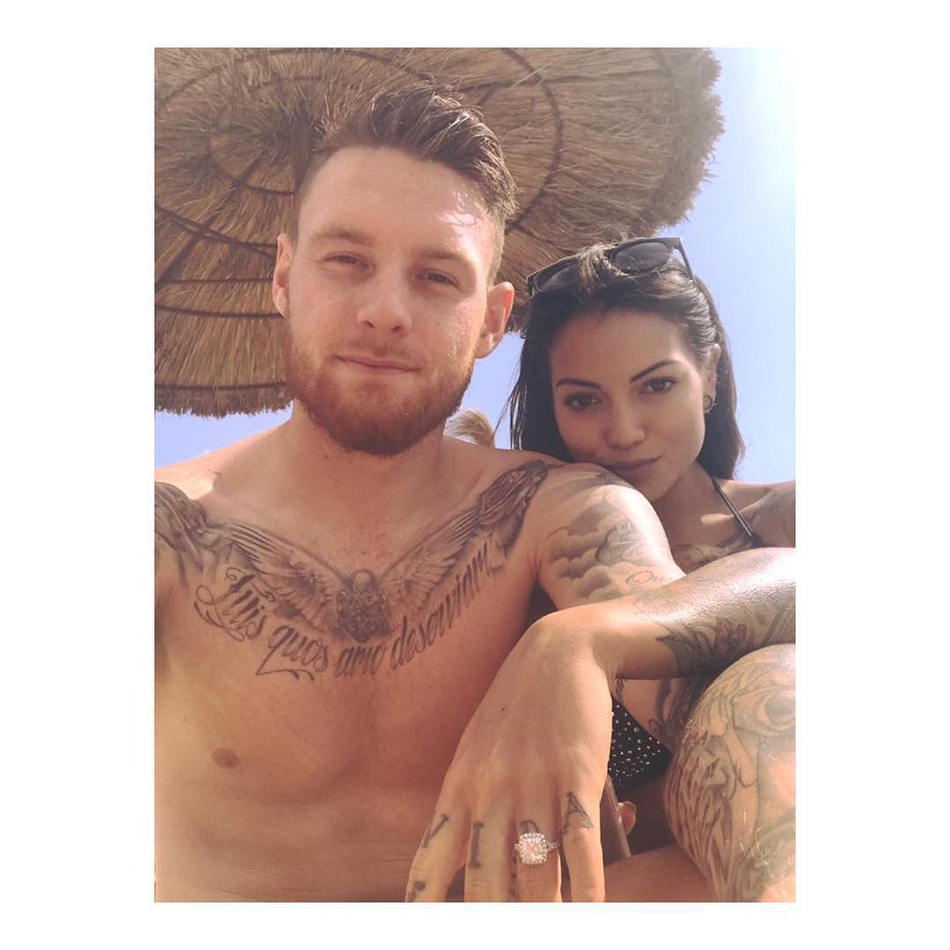 英超水晶宫前锋辣妻写真 大花臂+前凸后翘