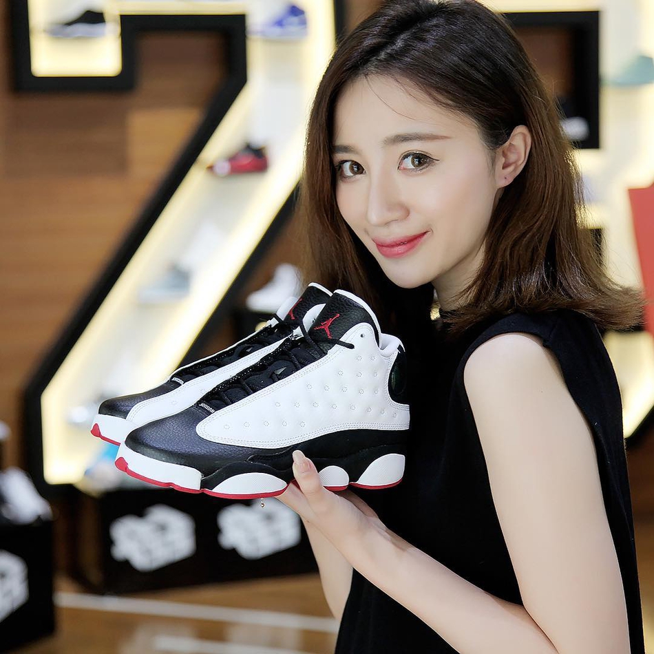 穿AJ13熊猫配色的女孩 腿美鞋更美