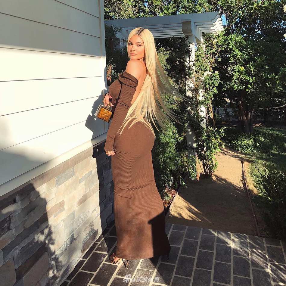 卡戴珊家族小妹杂志写真 美胸长腿吸睛