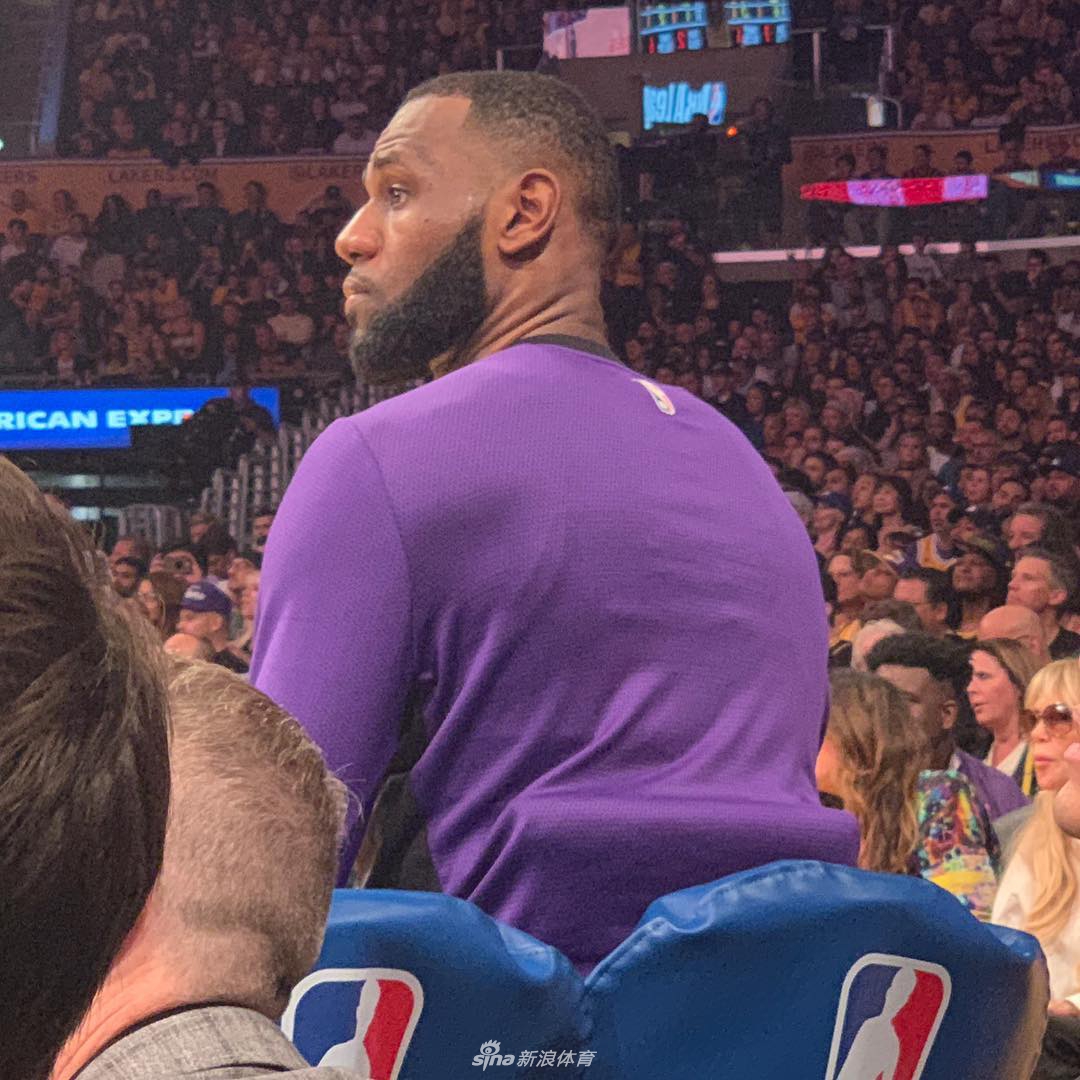 陈冠希带全家看湖人比赛 秒变詹姆斯迷弟