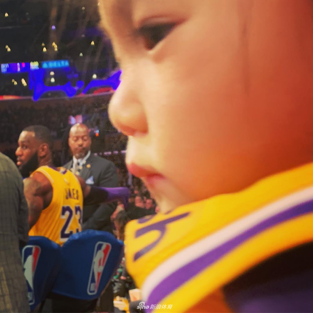 陈冠希带全家看湖人比赛 秒变詹姆斯迷弟