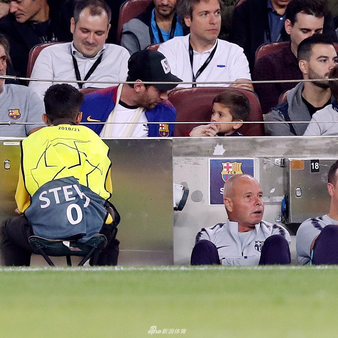 梅西携爱子观战巴萨 萌娃抢镜