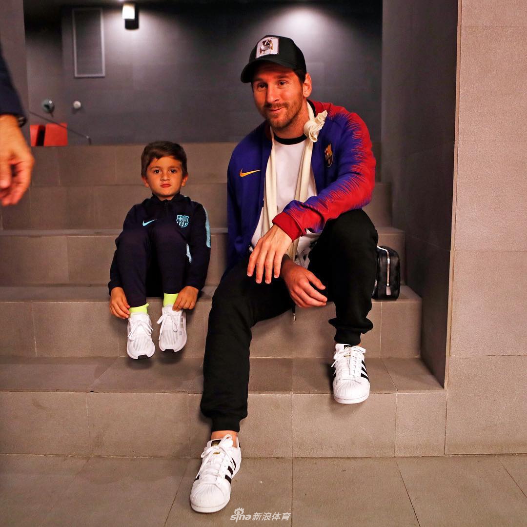 梅西携爱子观战巴萨 萌娃抢镜