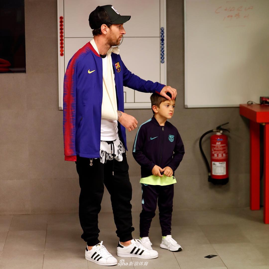 梅西携爱子观战巴萨 萌娃抢镜