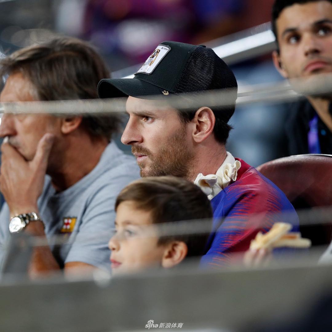 梅西携爱子观战巴萨 萌娃抢镜