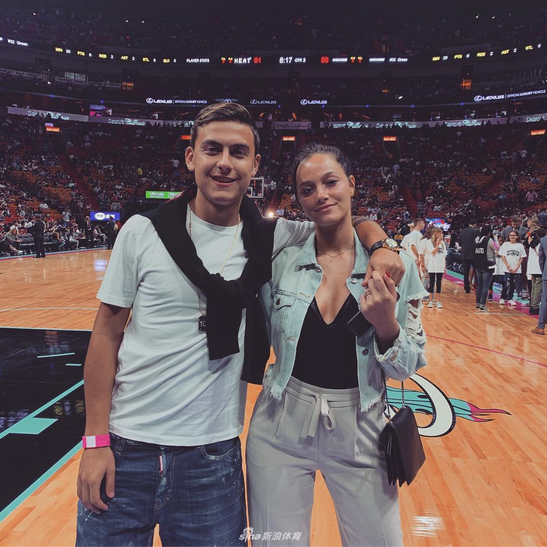 迪巴拉携女友观战NBA比赛 合影韦德变迷弟