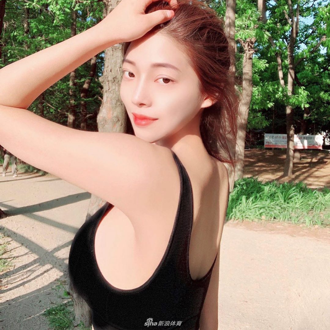 模特小姐姐喜欢唱跳rap和运动 身材太辣了