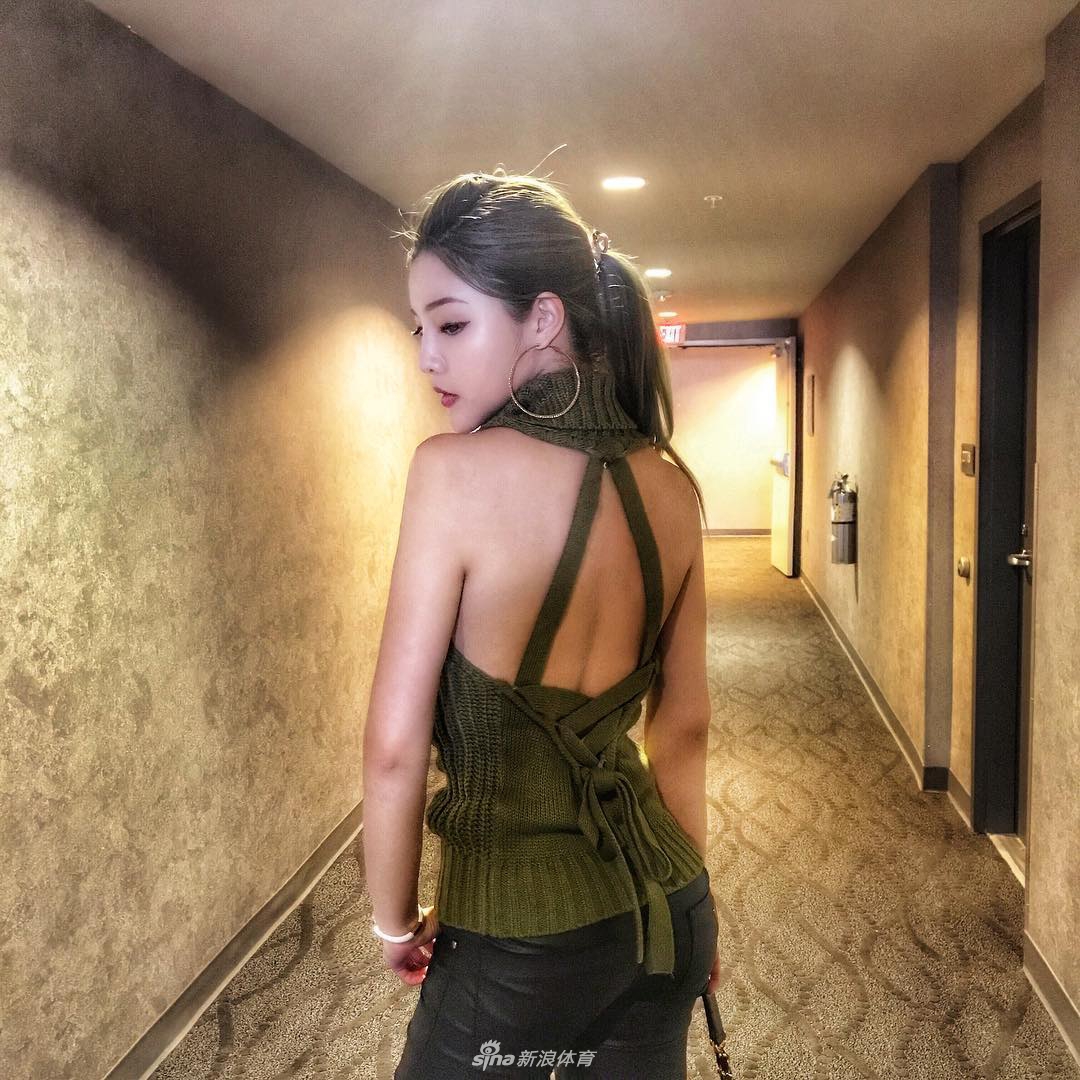 喜欢篮球的女孩颜值都不低 想跟她一起看球