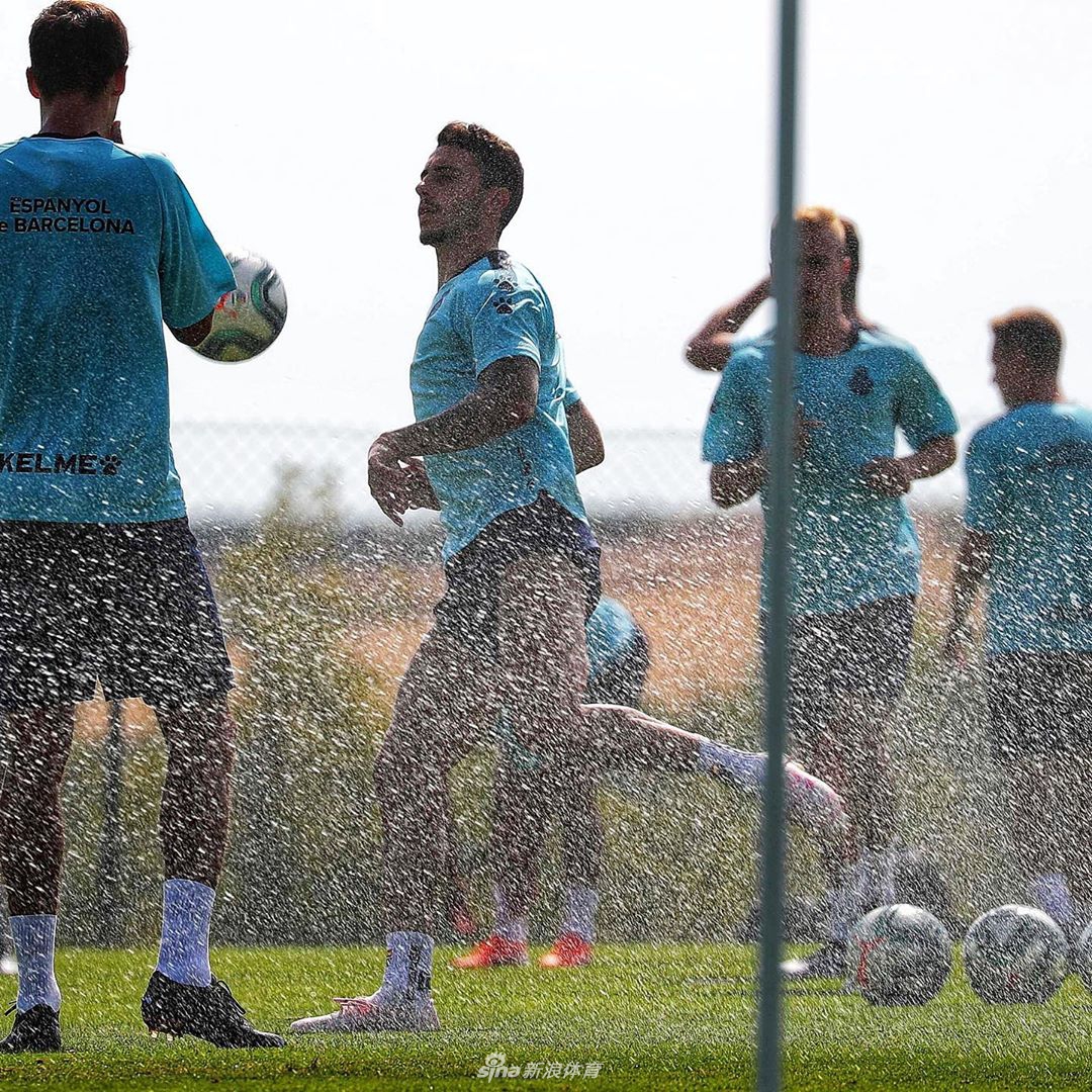 武磊备战西甲新赛季 脸上笑容灿烂