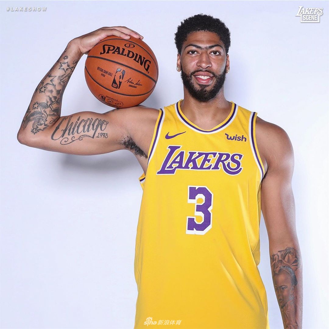 浓眉穿湖人3号拍摄球衣写真 詹姆斯一旁玩手机坐等